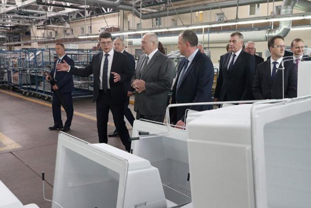 Почему Александр Лукашенко призывает покупать белорусское? История минских "атлантов" Почему Александр Лукашенко призывает покупать белорусское? История минских "атлантов"