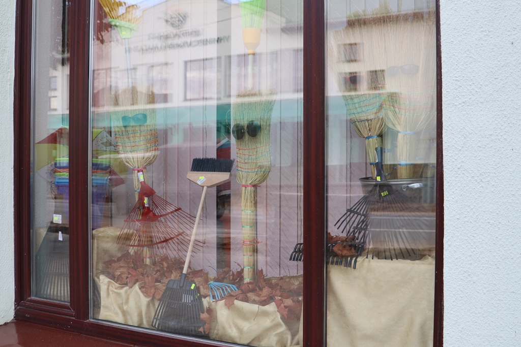 В преддверии районного субботника в Сморгони тематически украсили витрину ГУМа