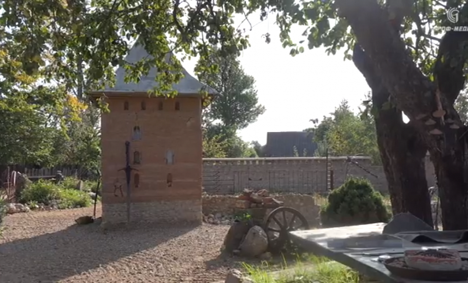 Художник Сергей Бондаренко строит копию Кревского замка на своем участке