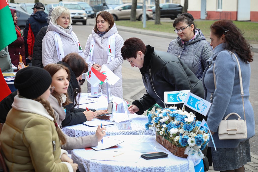 Президентские выборы – 2025: в Сморгони продолжается сбор подписей за выдвижение кандидатов