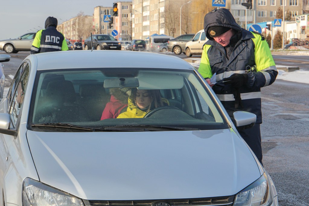 Сотрудники ГАИ проверили готовность сморгонских водителей к зиме