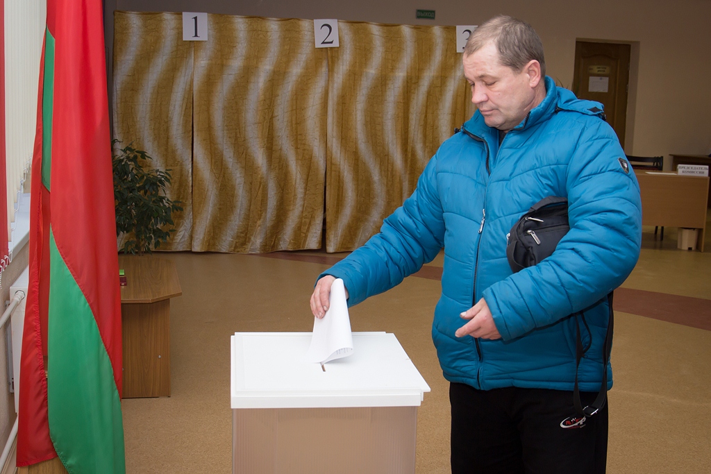 Избирательный участок №12. Леонид Высоцкий: «Проголосовал за кандидата, с которым лично знаком»