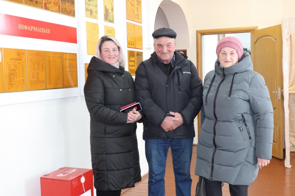 Жители села отдают свои голоса за кандидатов в депутаты