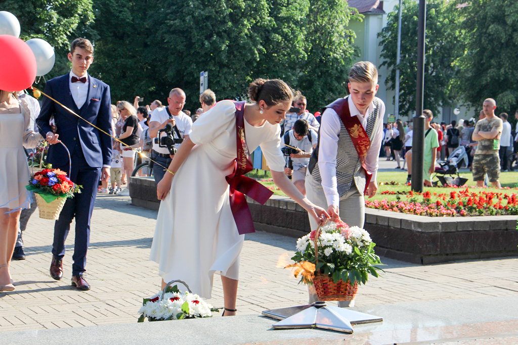 Выпускники возложили цветы к памятнику (+Видео)