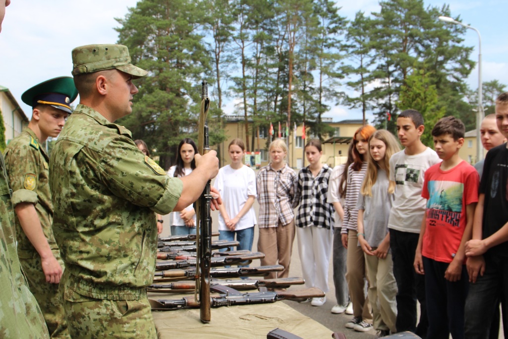 В военно-патриотическом лагере отдыхают школьники