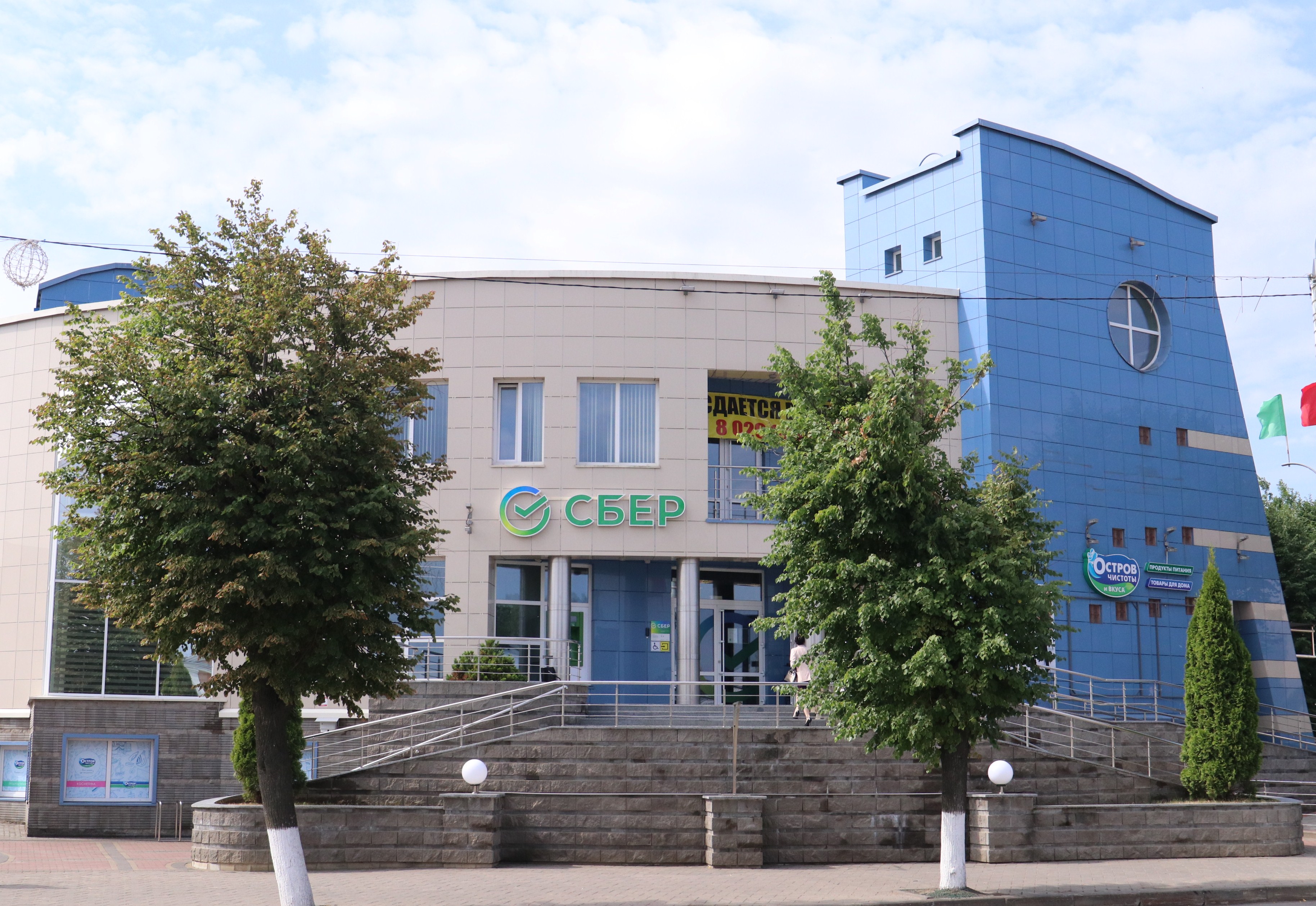 После переезда — в новом формате: в Сморгони торжественно открылся офис «Сбер Банка»