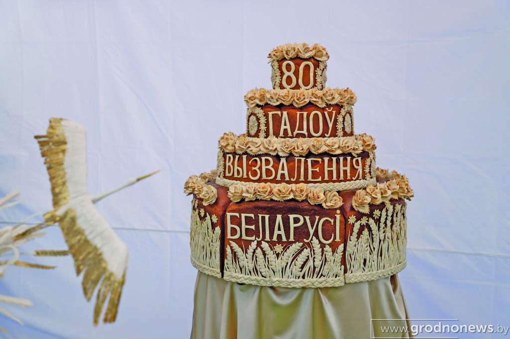 Дворцы и даже планеты из теста. Чем удивлял ОАО «Гроднохлебпром» на каравай-фесте «Бацькава булка»