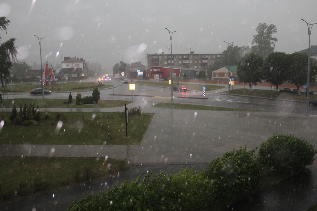 Фотофакт: Долгожданный дождь обрушился на Сморгонь