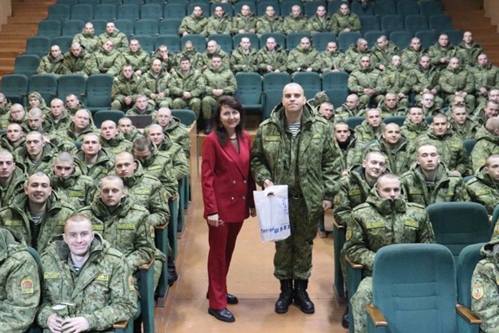 У армейскай літаратурнай гасцёўні – журналіст Галіна Антонава