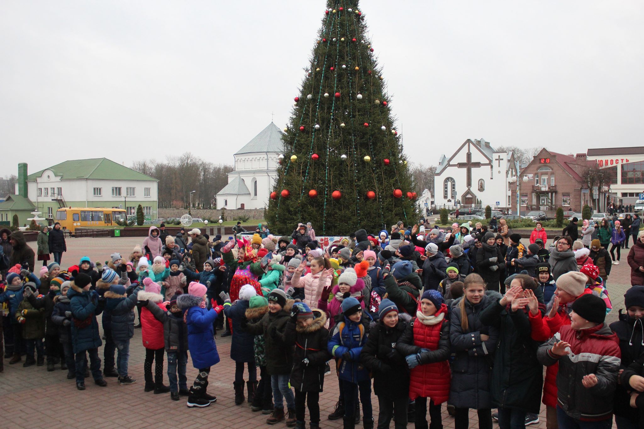 Танцы и шутки на центральной площади города 