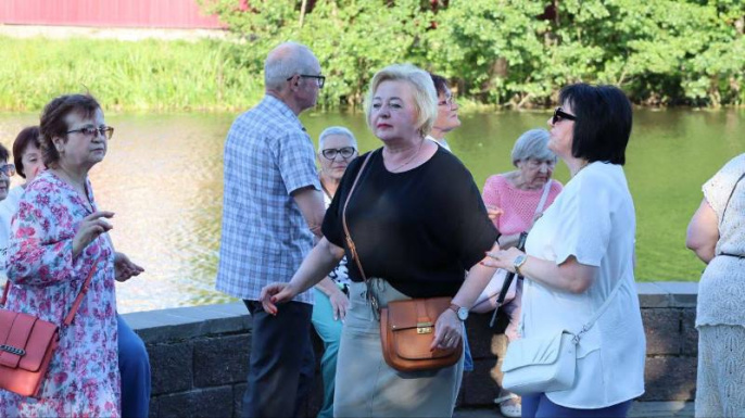 Танцы у причала в городском парке