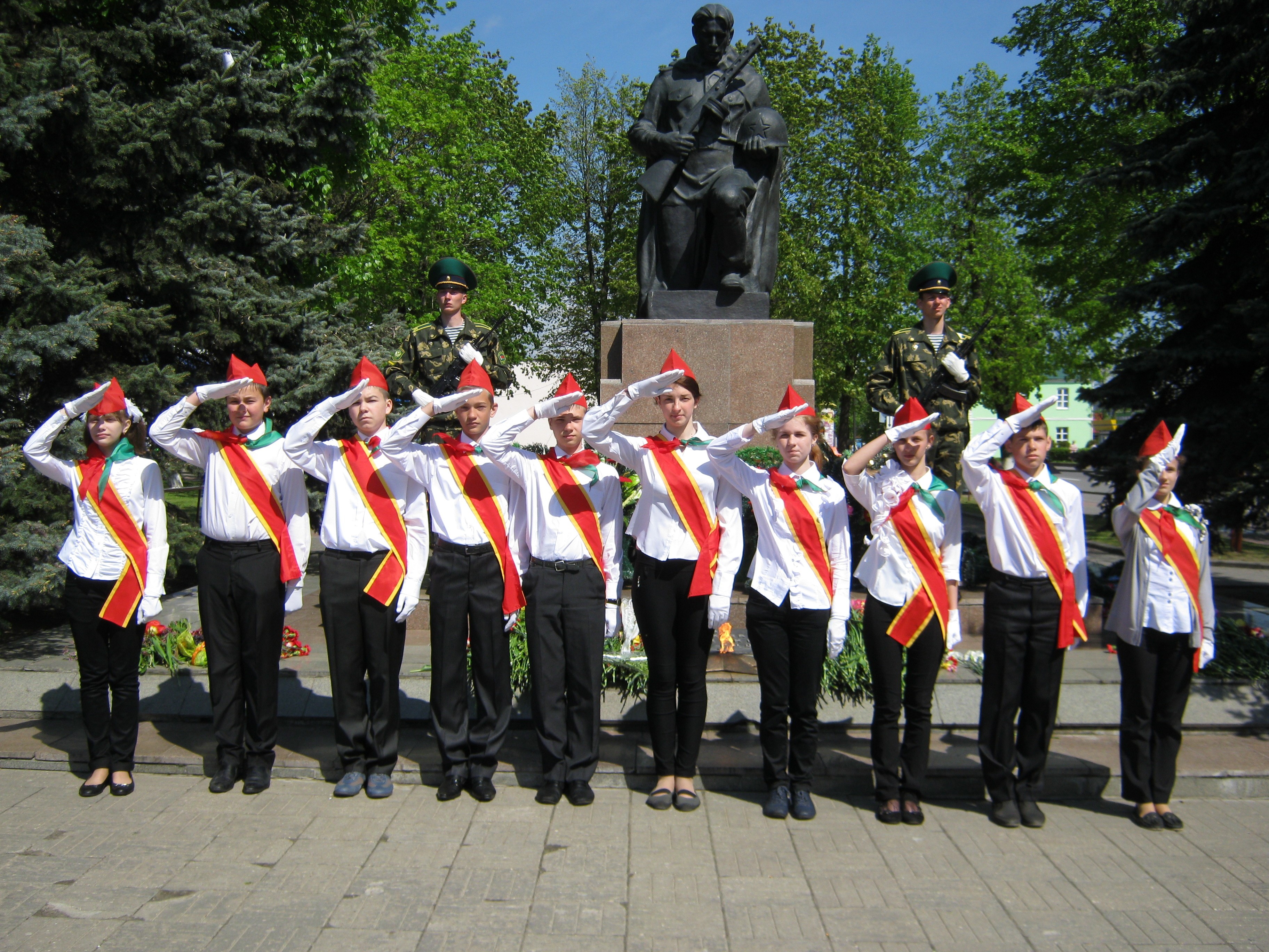 Пионерских сердец огонь согревает наш город Сморгонь.