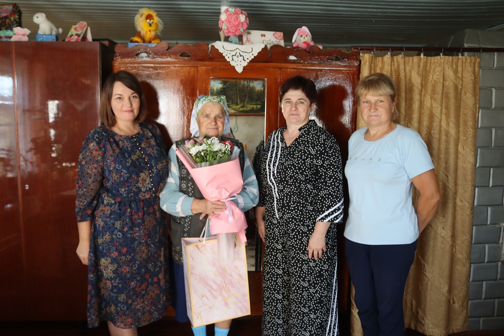 С юбилеем поздравили  Розалию Бровко