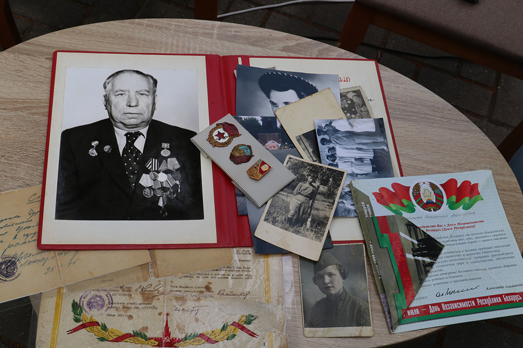 На импровизированной сцене – участники "светлашляховского" патриотического проекта «Альбом памяти»