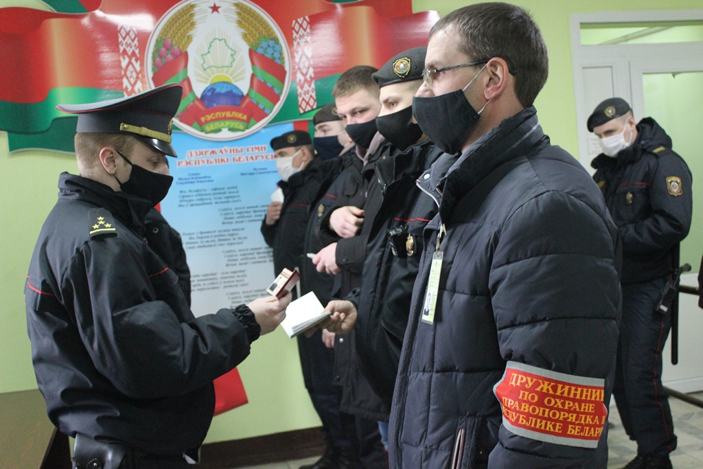Милиционеры Сморгонского РОВД вместе с дружинниками проходят инструктаж