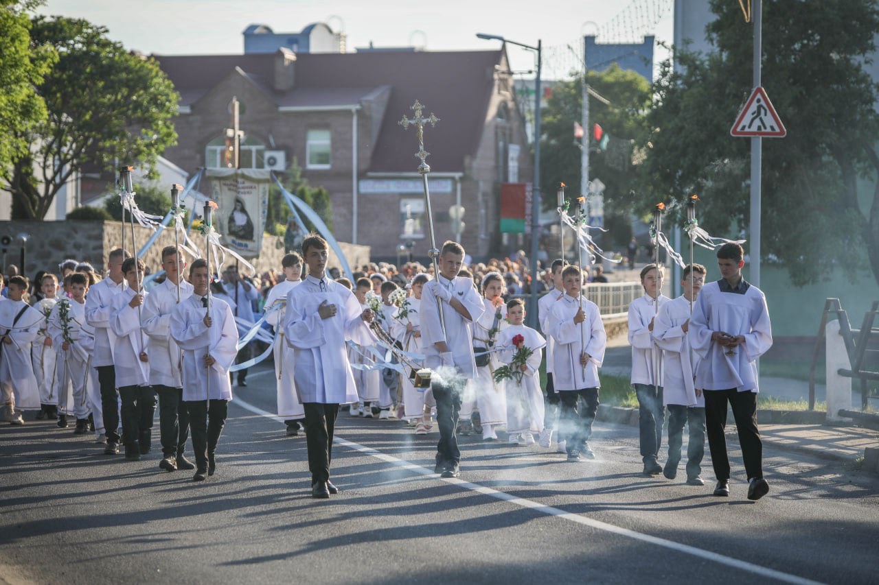 Католики Сморгони прошли процессией по улицам города