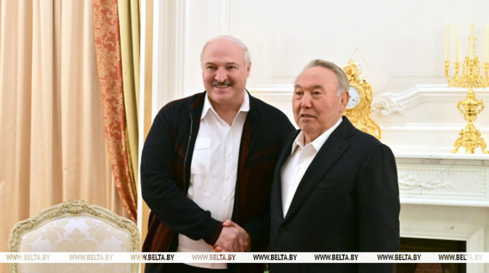 "Пусть Ваши мудрость и опыт продолжают вдохновлять окружающих". Александр Лукашенко поздравил Назарбаева с юбилеем