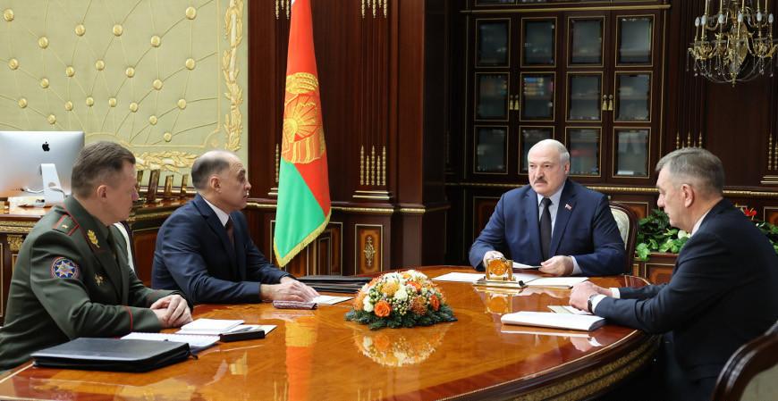 Совершенствование структуры системы МЧС обсуждается на совещании у Александра Лукашенко