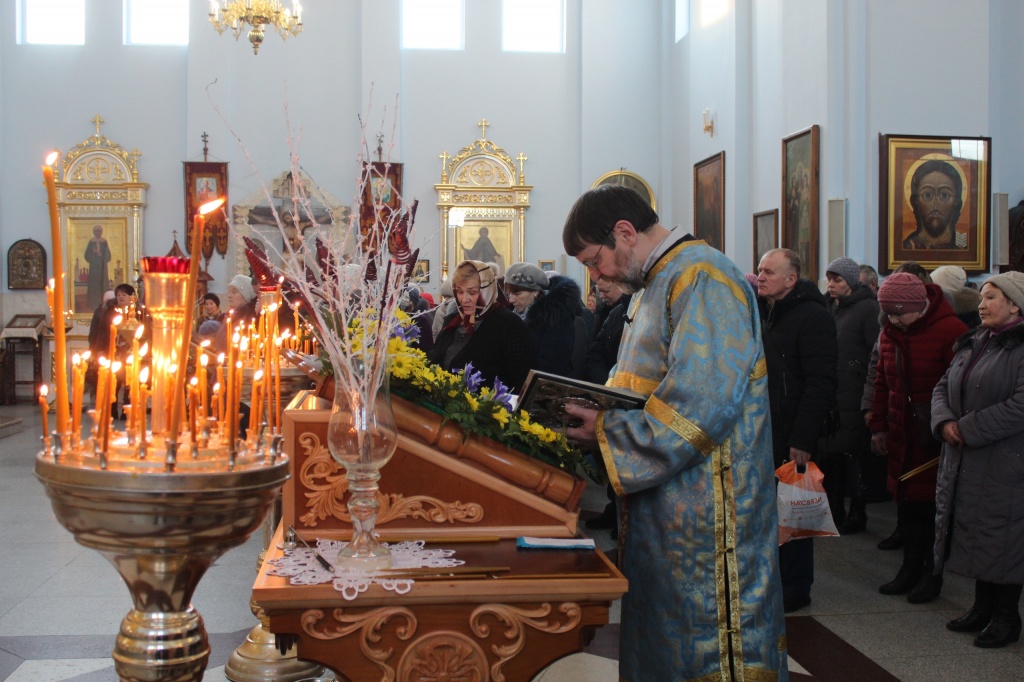 Православные верующие отмечают Сретение Господне