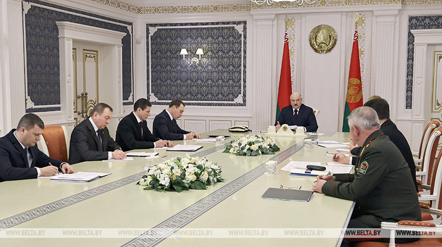 Готовность к введению в Беларуси биометрических документов обсуждалась на совещании у Александра Лукашенко