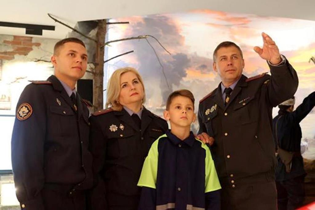 Александр Лукашенко: белорусский милиционер всегда с честью выполняет обязанности и в любую минуту готов прийти на помощь Александр Лукашенко: белорусский милиционер всегда с честью выполняет обязанности и в любую минуту готов прийти на помощь