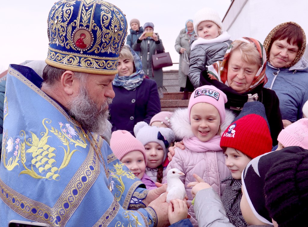 Почему на Благовещение выпускают белых голубей?