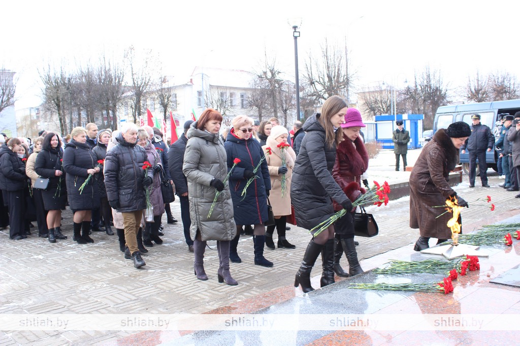 Сморгонцы возложили цветы к памятнику погибшим воинам и партизанам