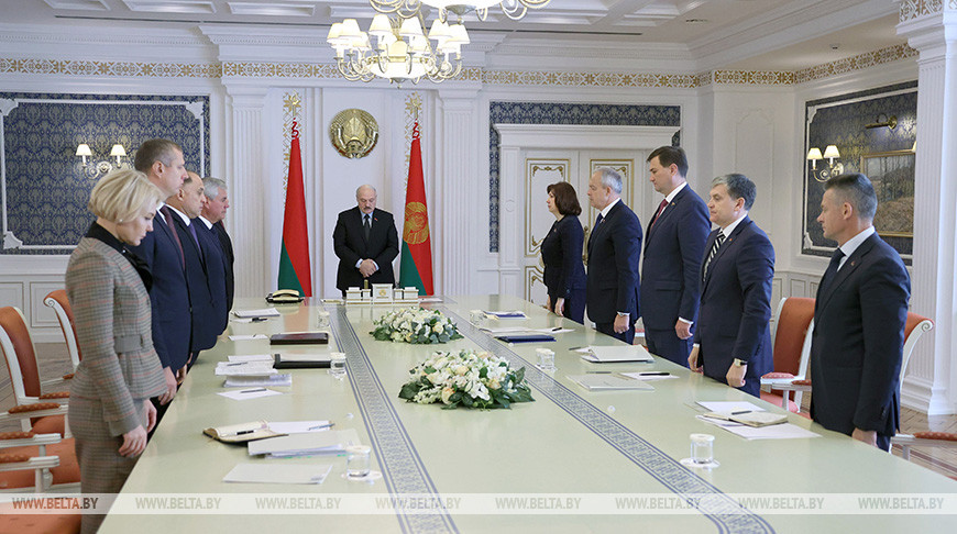 Совещание Лукашенко с руководством Администрации Президента началось с минуты молчания в память о погибшем сотруднике КГБ
