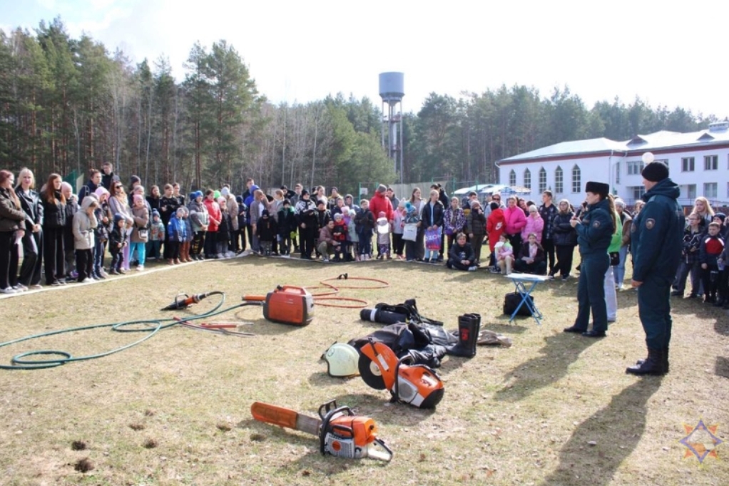 Сморгонские спасатели организовали мероприятие для ребят из Херсонской области на базе реабилитационно-оздоровительного центра «Лесная поляна»