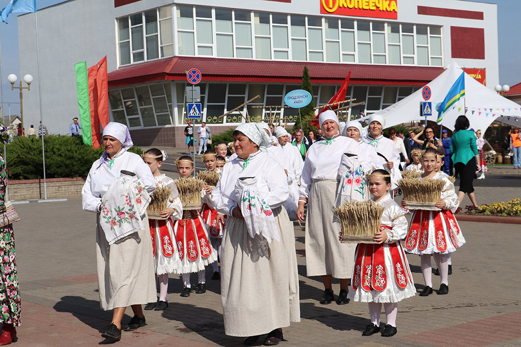 Па галоўнай вуліцы з аркестрам прайшлі лепшыя хлебаробы Гродзеншчыны