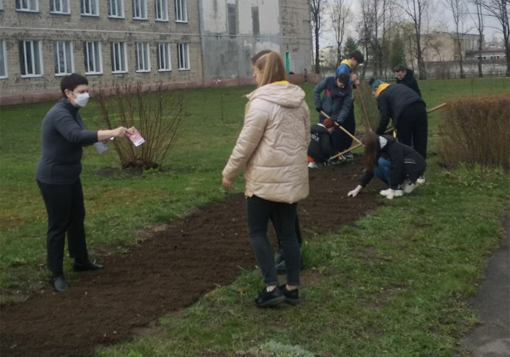 Учащиеся, педагоги и родители ГУО «Средняя школа №2 г. Сморгони» принимают участие в акции "День Земли" 