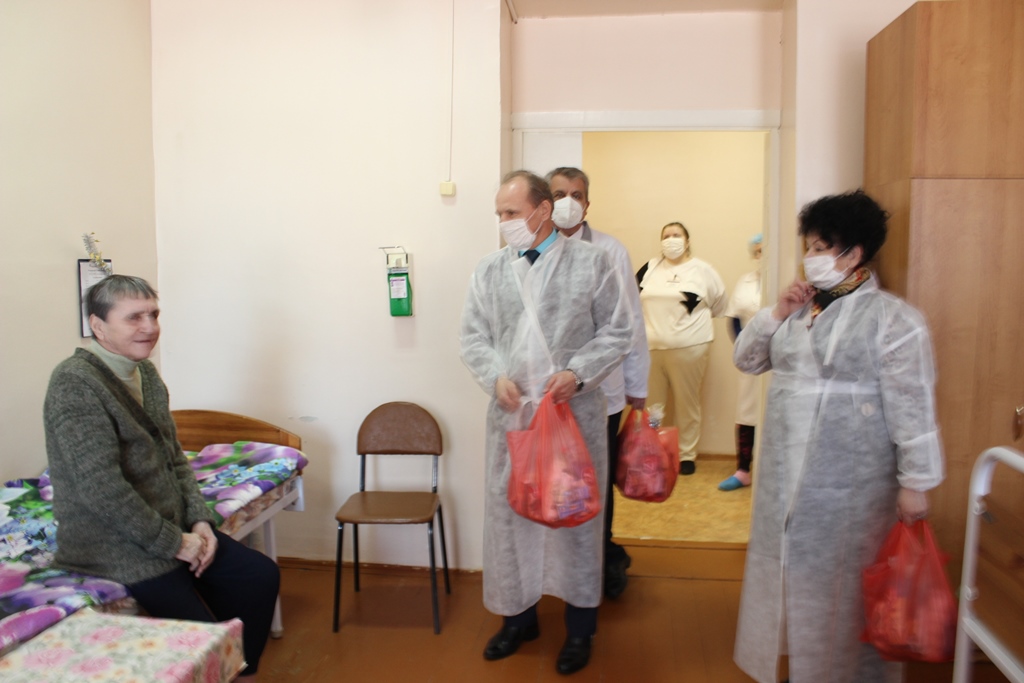 Поздравления и подарки от «Белой Руси» получили пациенты отделения сестринского ухода