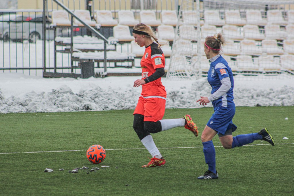 Женская команда ФК «Сморгонь» проигрывает в последнем матче сезона