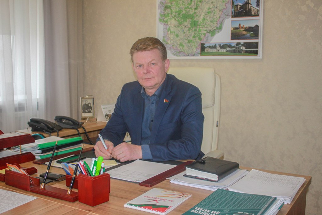 Председатель районного Совета депутатов провел прямую телефонную линию