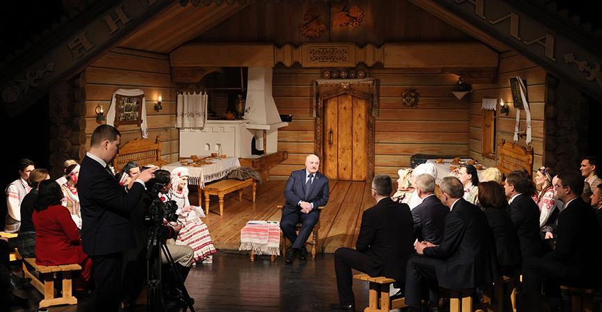 Александр Лукашенко посещает Купаловский театр