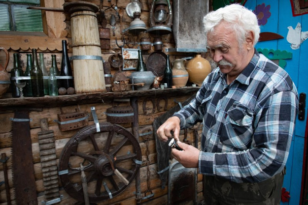 Музей на стене сарая: как энтузиаст из Сморгонского района собирает историю