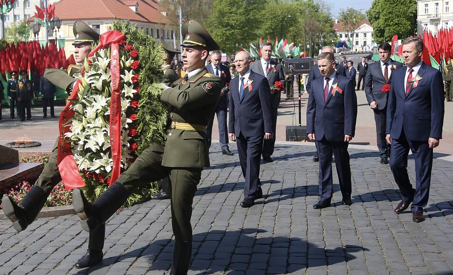 В Гродно прошла торжественная церемония возложения цветов к памятнику воинам и партизанам, погибшим в годы Великой Отечественной войны (+видео)