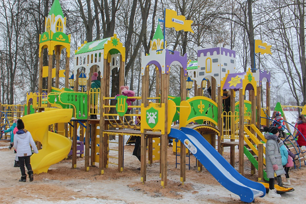 «Кревский замок» для детей. В городском парке состоялось открытие новой игровой площадки