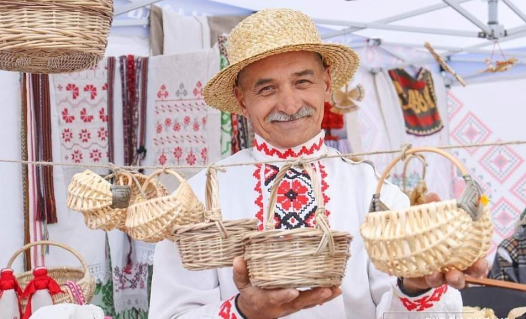 Смаргонскія майстры  прадставілі унікальныя традыцыі народнай творчасці  Гродзеншчыны на ХІV Рэспубліканскім фестывалі-кірмашы народных рамёстваў «Вясновы букет»