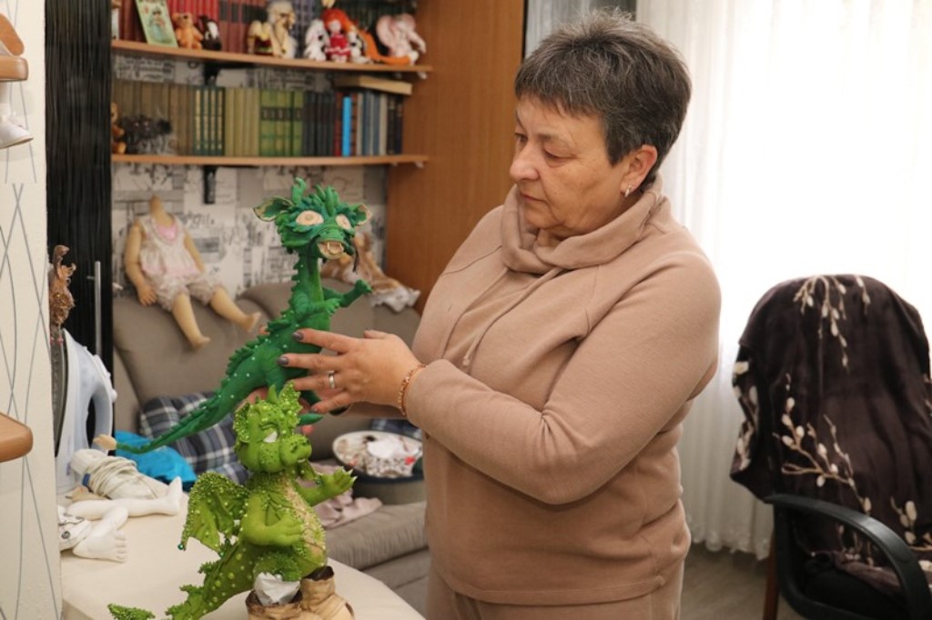 Счастье шить. История сморгонской мастерицы, которая создаёт куклы и одежду  