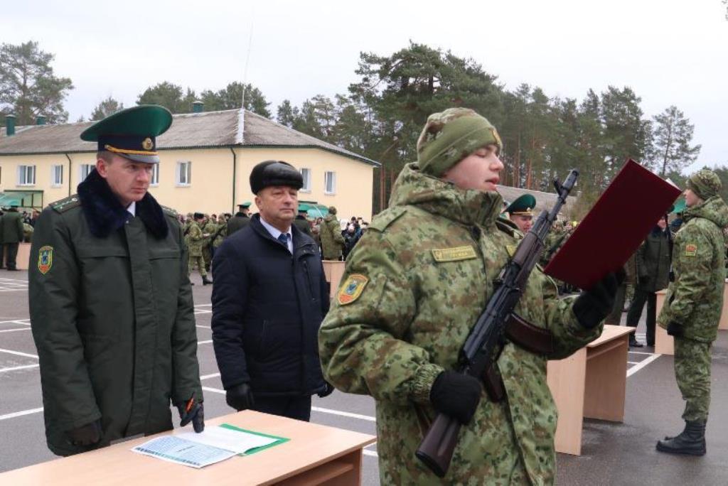 В учебном центре Института пограничной службы новобранцы приняли военную присягу В учебном центре Института пограничной службы новобранцы приняли военную присягу