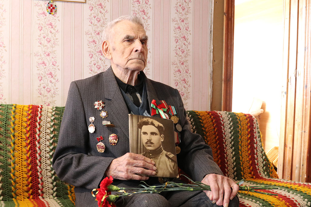 К ветерану Великой Отечественной войны Борису Сосна – с цветами и подарками