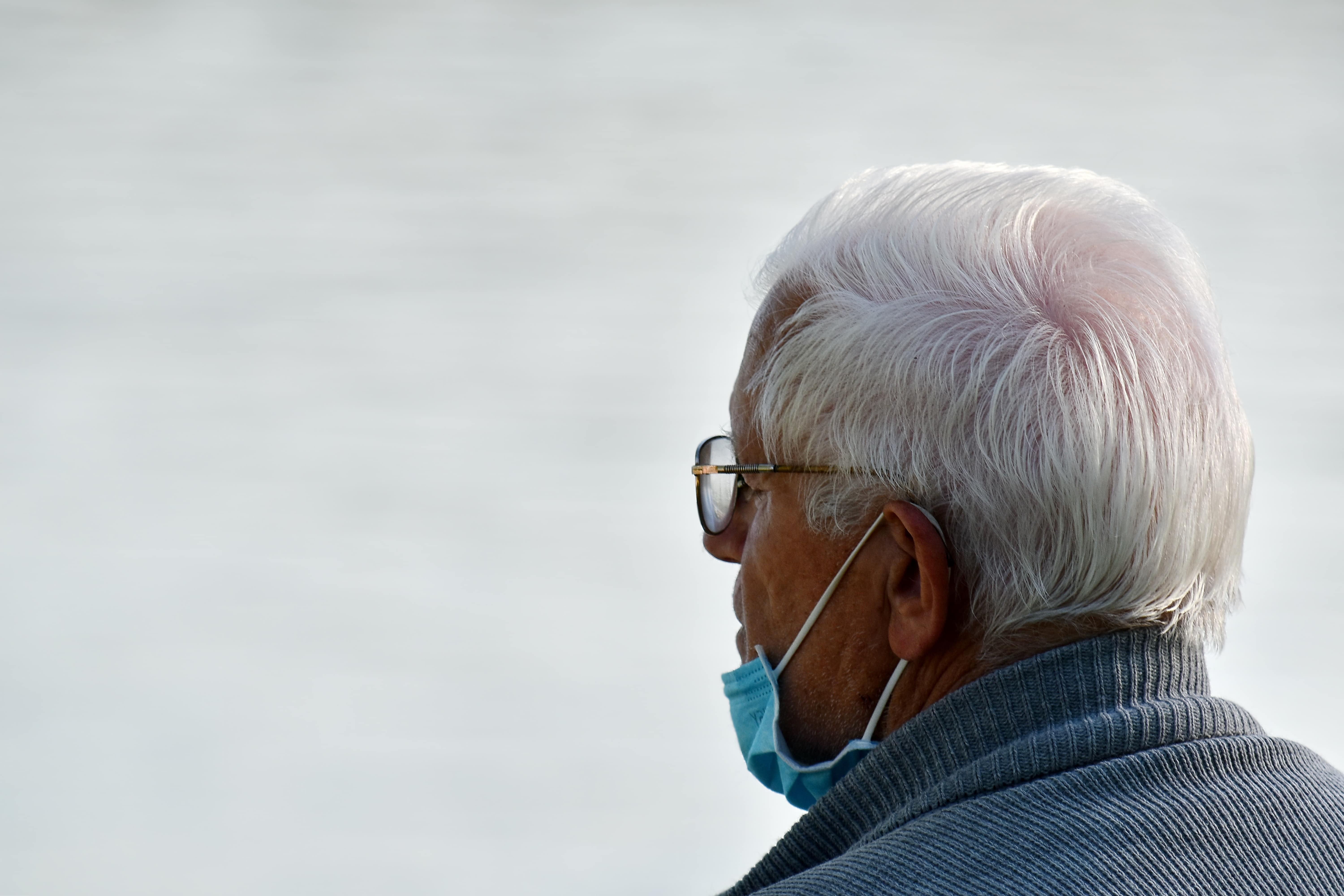 Старше 65 лет можно. Ковид пожилые люди. Ковид 19 пожилые люди. Люди старше 65 лет. Пенсионеры ковид маска.