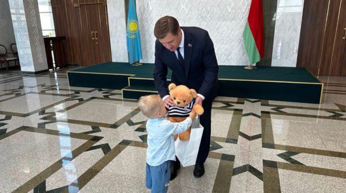Маленького белоруса, которого пытались скрыть в Караганде, вернули из Казахстана в Беларусь