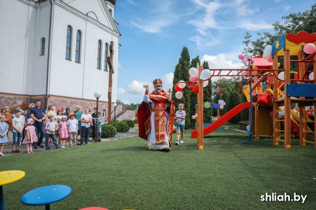 В ПОДАРОК ДЛЯ МАЛОЛЕТНИХ ПРИХОЖАН - ЗАМЕЧАТЕЛЬНАЯ ИГРОВАЯ ПЛОЩАДКА. (подкаст)