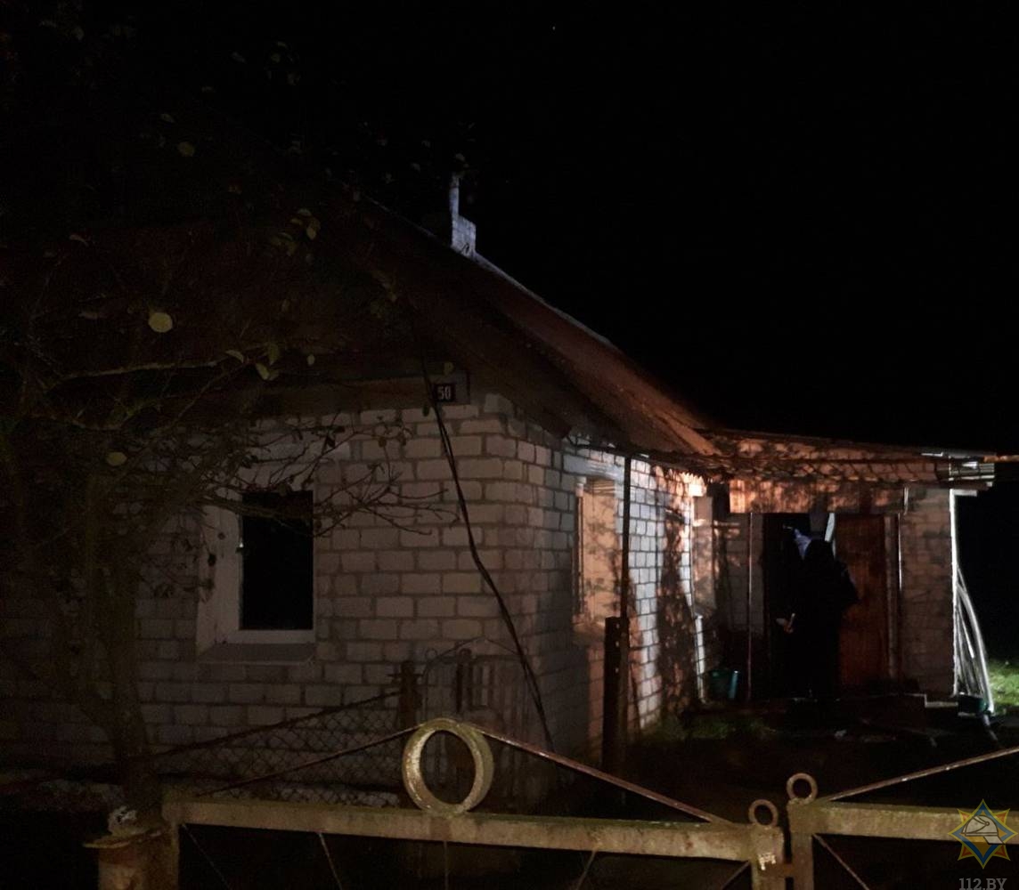 Сморгонские спасатели вынесли из горящего дома пенсионерку