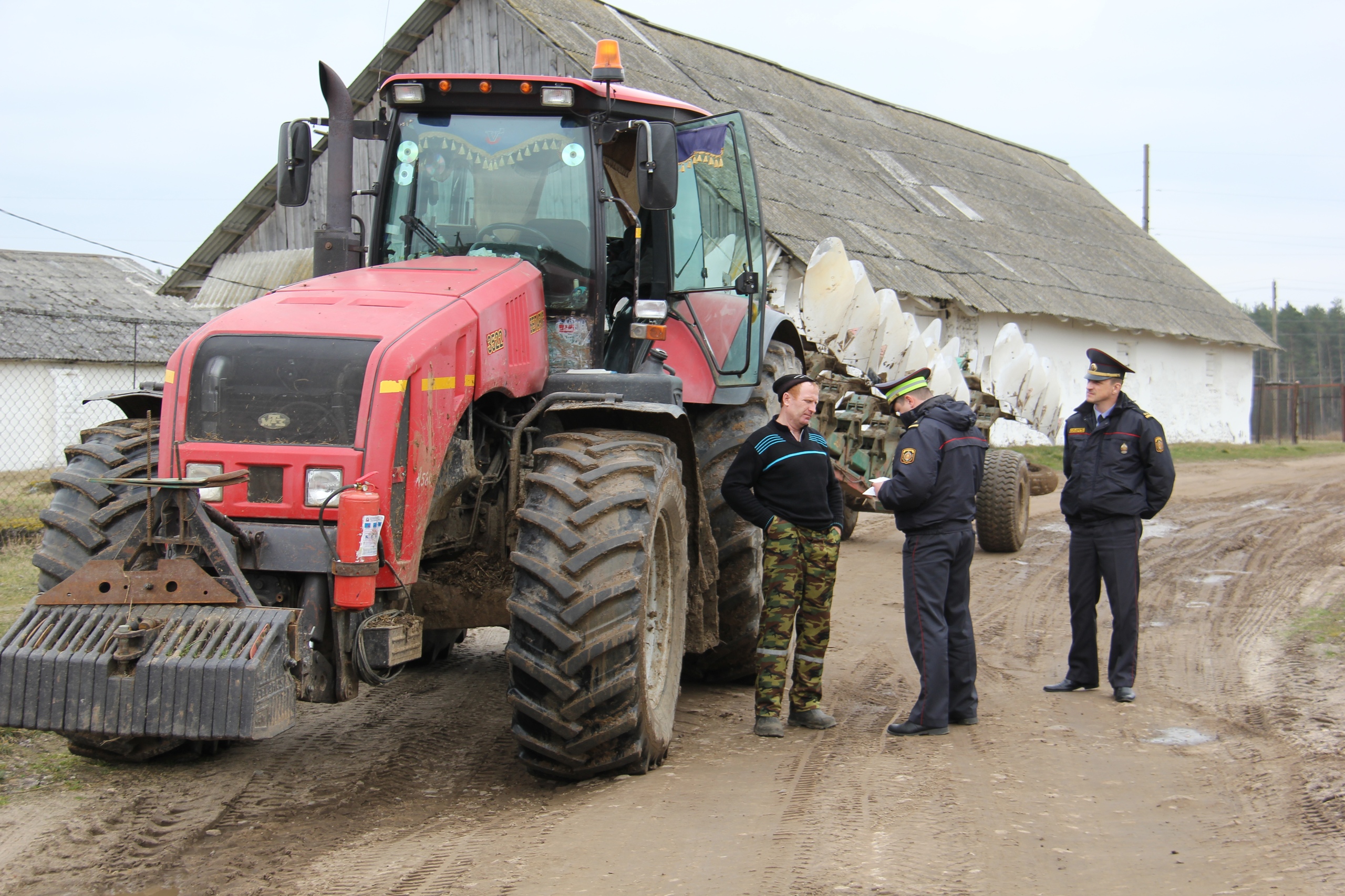 Милиция проводит проверки сельскохозпредприятий перед началом посевной. Нарушения выявлены в Сморгонском и соседних районах