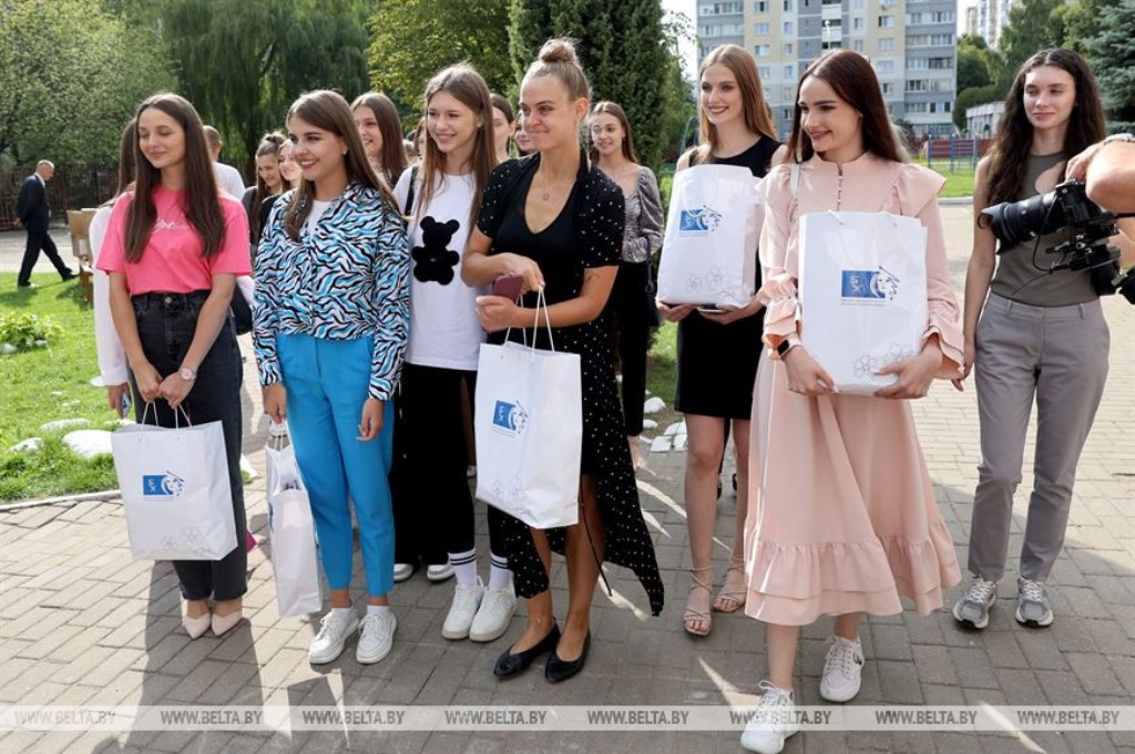 Финалистки "Мисс Беларусь" помогли воспитанникам детского дома собрать портфель к школе