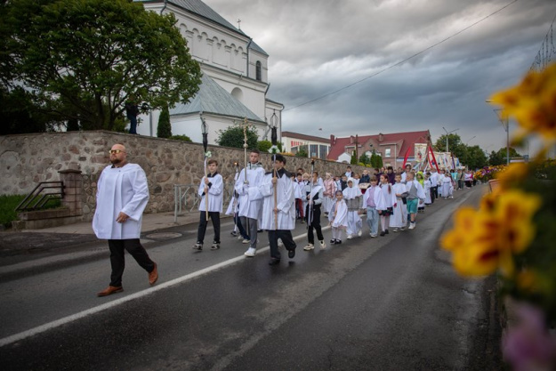В Сморгони католики отметили праздник Тела и Крови Христа. Смотрите наш фоторепортаж с процессии по улицам города
