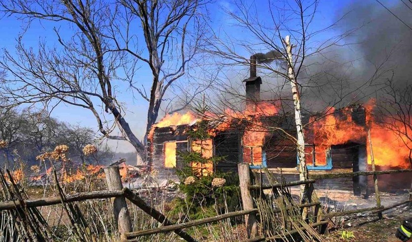 В Щучинском районе из-за пала сухой травы сгорела почти вся деревня (+ВИДЕО)